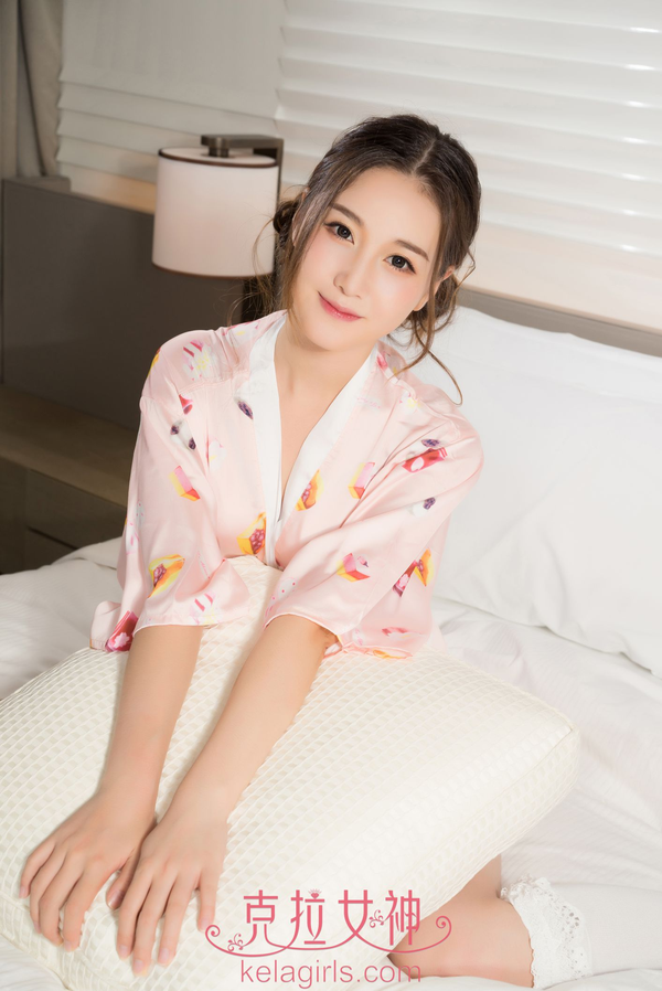 甜美女神杨暖碎花睡衣写真