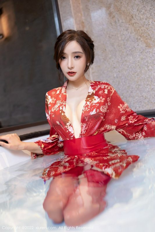 制服小妹赵小米手遮胸诱惑势不可挡
