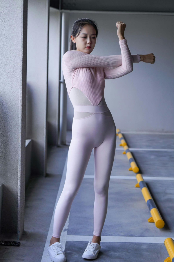 乳房翘翘的女秘书28p