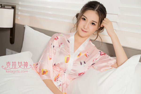 甜美女神杨暖碎花睡衣写真