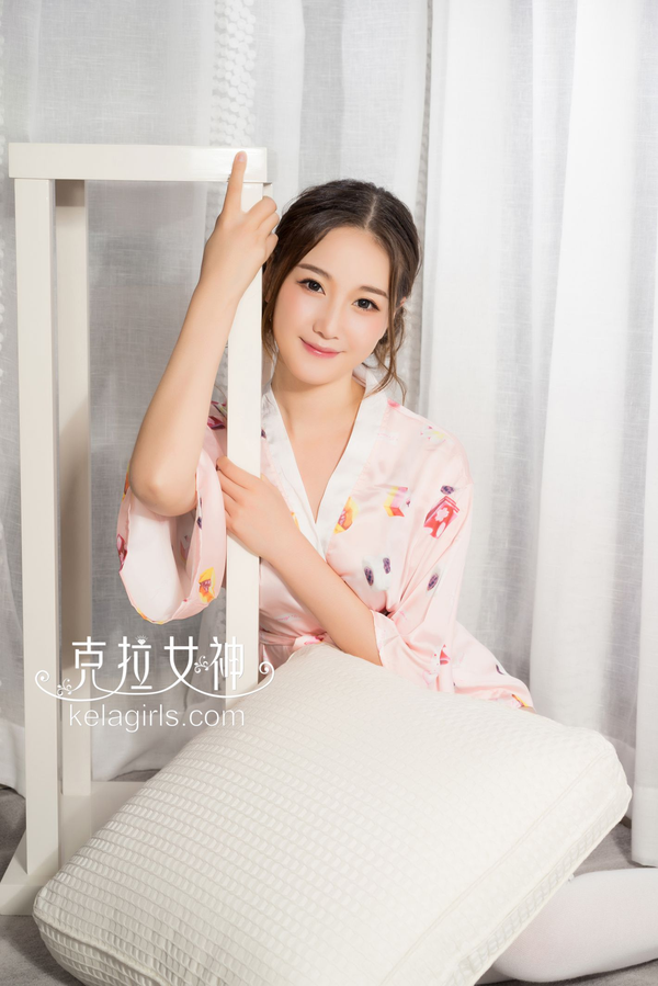 甜美女神杨暖碎花睡衣写真