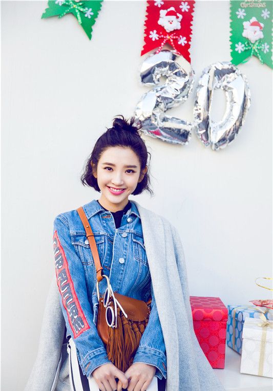中国短发美女星唐艺昕圣诞写真俏皮惹人爱