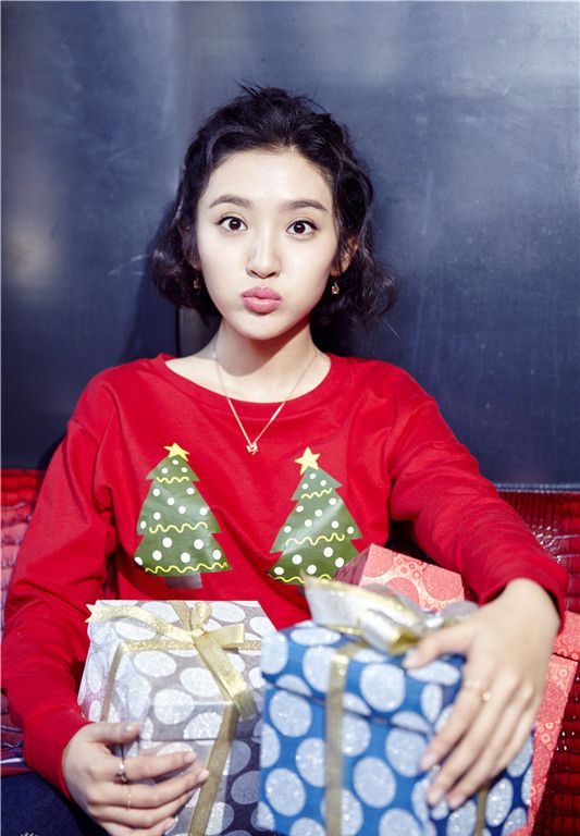 中国短发美女星唐艺昕圣诞写真俏皮惹人爱