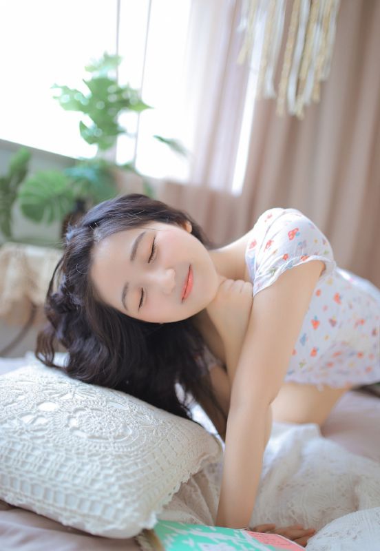 邻家少女私房春外泄乳沟性感诱惑写真