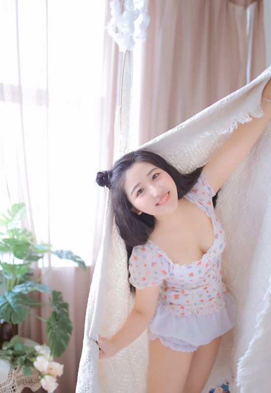 邻家少女私房春外泄乳沟性感诱惑写真