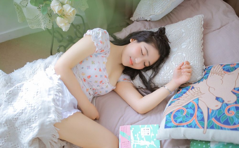 邻家少女私房春外泄乳沟性感诱惑写真