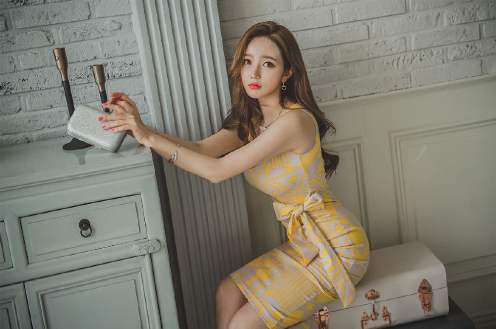 韩国美女模特尚包臀裙婀娜多姿惹火身材摄影写真