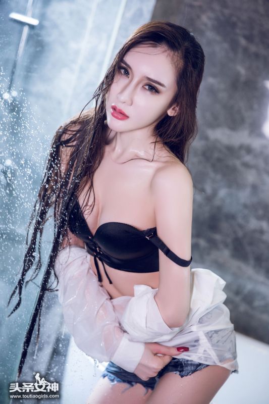 阿依努尔瓦娅-冷艳衬衣写真图片