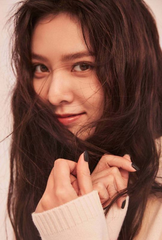 宋妍霏尚碎花裙性感迷人长发美女妖娆写真