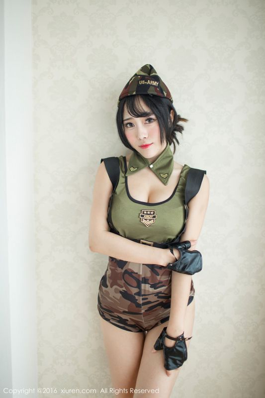 秀人网漂亮粉嫩美眉兜豆靓Youlina性感私房照