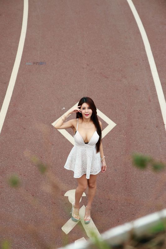 安希希-黑丝白裙赏写真图片