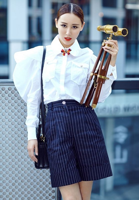 惊艳制服美女杜十五尚街拍大片