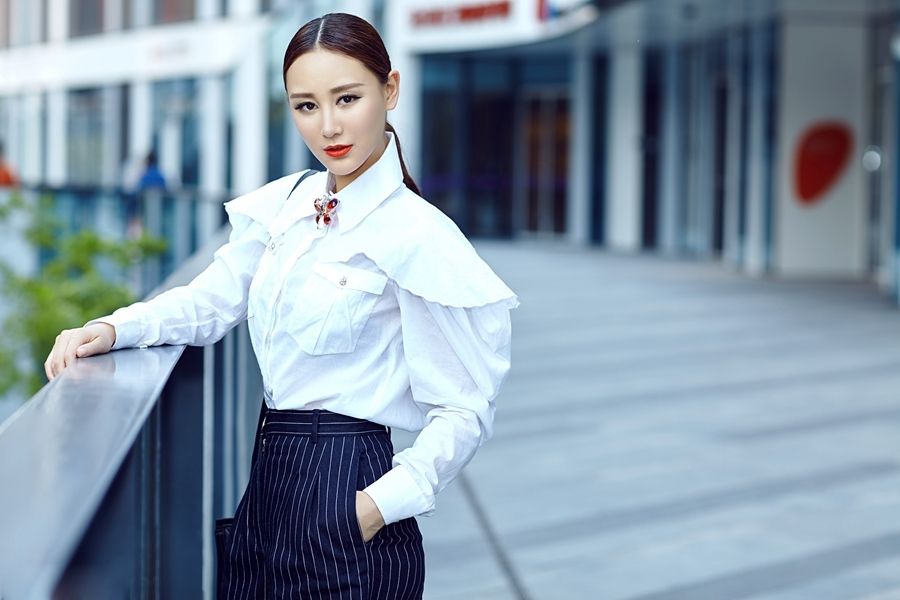 惊艳制服美女杜十五尚街拍大片