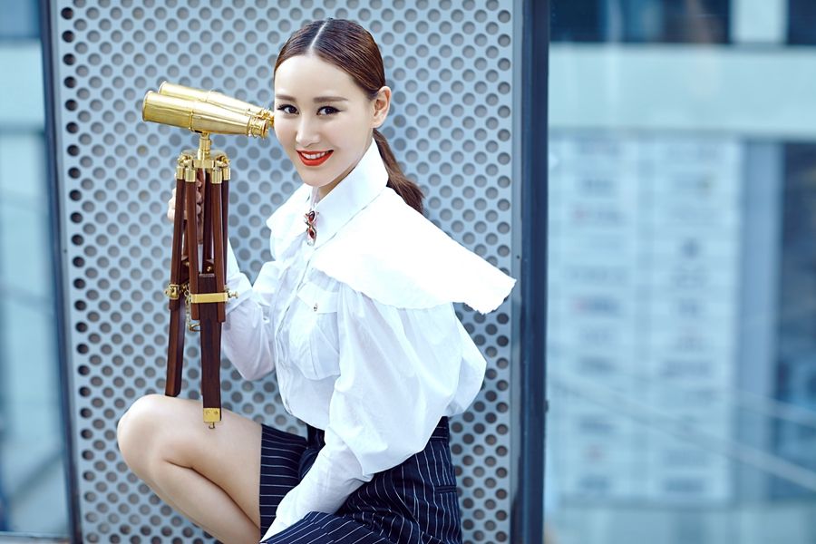 惊艳制服美女杜十五尚街拍大片